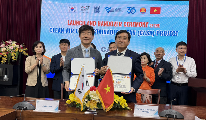 Vietnam Receives Air Quality Monitoring Station from South Korea - Ảnh 2.