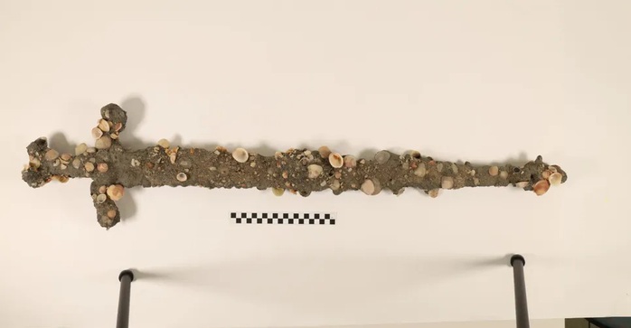 Đuổi trộm ngo&agrave;i bờ biển, cậu sinh vi&ecirc;n nhặt được b&aacute;u vật - Ảnh 1.