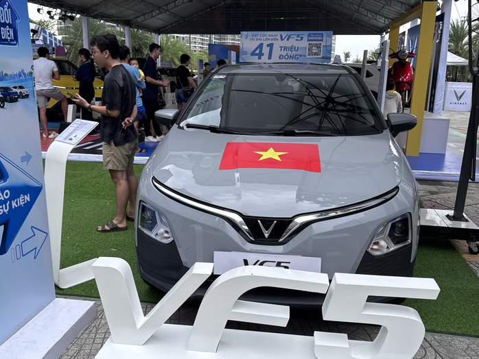 Vingroup hỗ trợ kh&aacute;ch h&agrave;ng giảm &aacute;p lực gi&aacute; xăng dầu với VinFast 2026 - Ảnh 1.