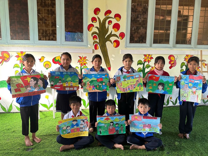 Học sinh Xơ Đăng vẽ tranh cổ động bầu cử Quốc hội 2026 - Ảnh 4.