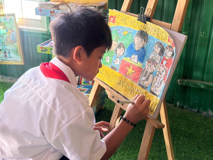 Học sinh Xơ Đăng vẽ tranh cổ động bầu cử Quốc hội 2026 - Ảnh 1.