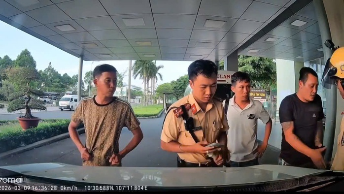 Sợ lỗi đ&egrave;n đỏ, t&agrave;i xế nhờ CSGT mở đường đưa người bệnh tim đi cấp cứu - Ảnh 2.