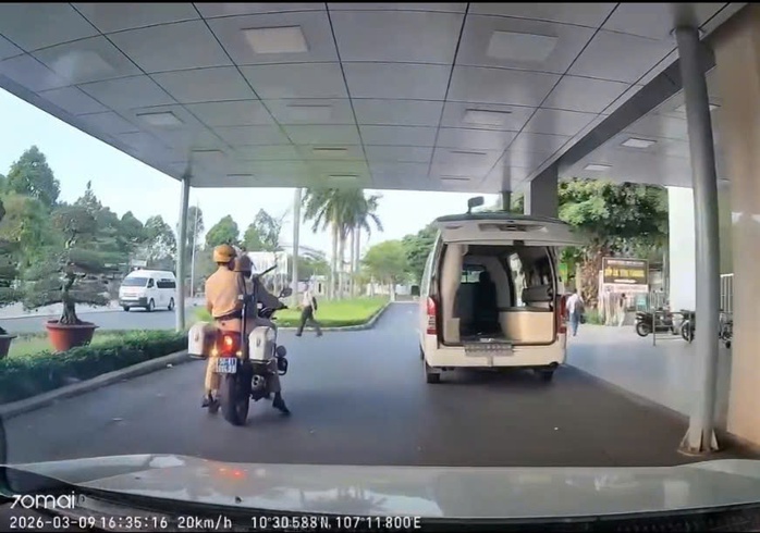 Sợ lỗi đ&egrave;n đỏ, t&agrave;i xế nhờ CSGT mở đường đưa người bệnh tim đi cấp cứu - Ảnh 1.