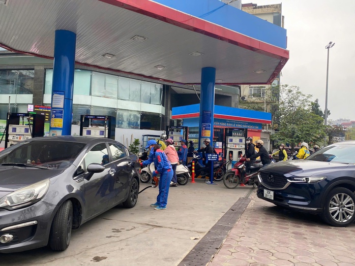 Nhiều giải ph&aacute;p b&igrave;nh ổn gi&aacute; xăng dầu - Ảnh 1.