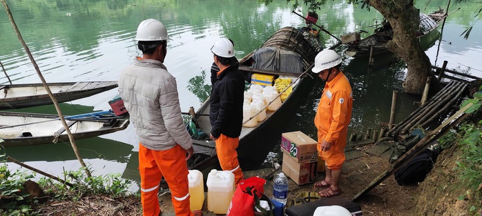 C&ocirc;ng nh&acirc;n điện lực vượt s&ocirc;ng bảo đảm điện cho điểm bầu cử v&ugrave;ng s&acirc;u ở Quảng Trị - Ảnh 1.
