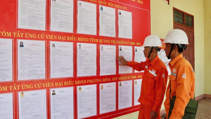 C&ocirc;ng nh&acirc;n điện lực vượt s&ocirc;ng bảo đảm điện cho điểm bầu cử v&ugrave;ng s&acirc;u ở Quảng Trị - Ảnh 2.