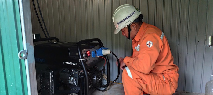 C&ocirc;ng nh&acirc;n điện lực vượt s&ocirc;ng bảo đảm điện cho điểm bầu cử v&ugrave;ng s&acirc;u ở Quảng Trị - Ảnh 3.