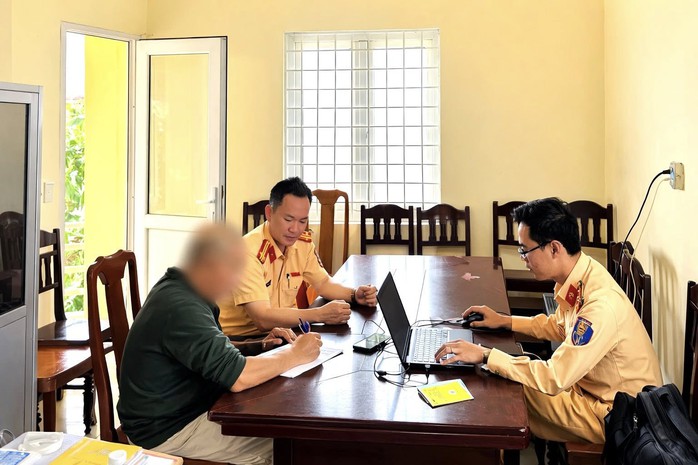 T&agrave;i xế &ocirc; t&ocirc; bật đ&egrave;n cảnh b&aacute;o, nhiều lần &ldquo;kh&oacute;a lối&rdquo; xe ph&iacute;a sau bị phạt 5 triệu đồng - Ảnh 1.