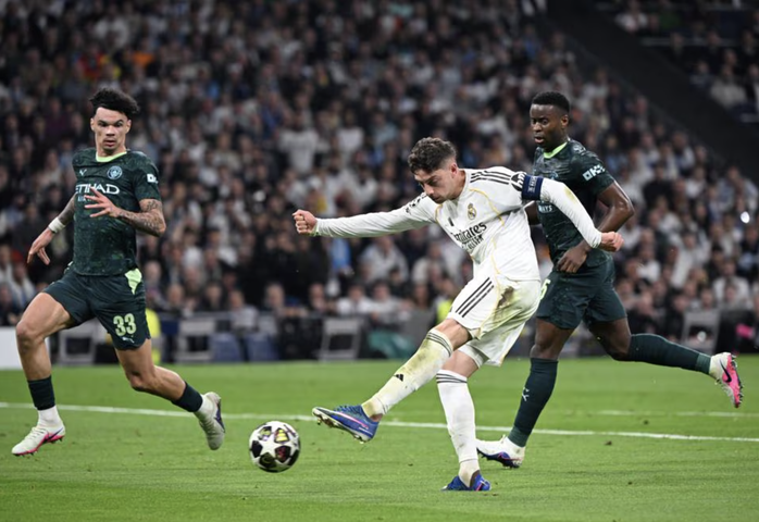 Valverde một tay nhấn ch&igrave;m Man City, Real Madrid bay bổng tại Bernabeu - Ảnh 4.