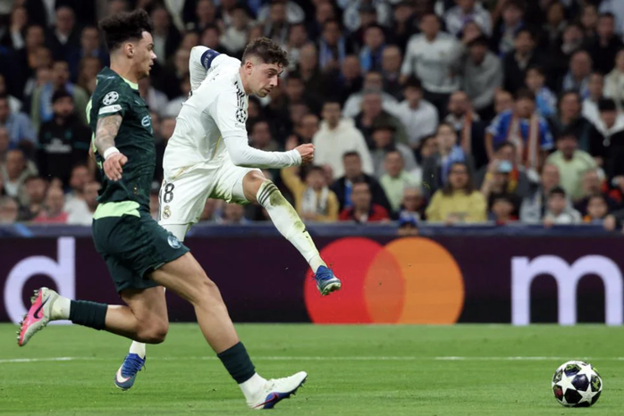 Valverde một tay nhấn ch&igrave;m Man City, Real Madrid bay bổng tại Bernabeu - Ảnh 3.
