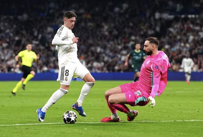 Valverde một tay nhấn ch&igrave;m Man City, Real Madrid bay bổng tại Bernabeu - Ảnh 2.