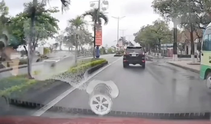 &Ocirc; t&ocirc; bật đ&egrave;n cảnh b&aacute;o g&acirc;y cản trở giao th&ocirc;ng tại Quảng Trị - Ảnh 1.