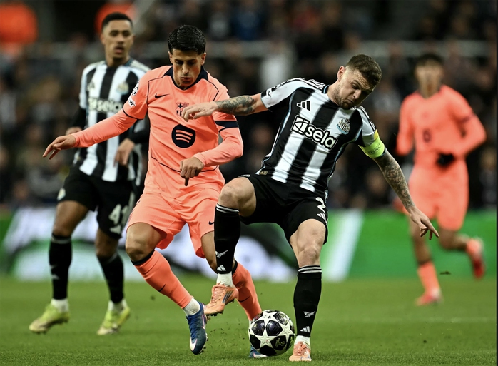 Champions League nhiều gam m&agrave;u tr&aacute;i ngược - Ảnh 1.