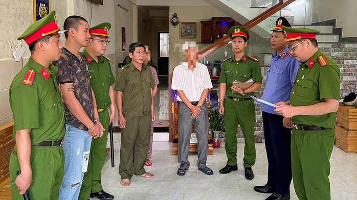 Bắt người cầm 2 con dao l&agrave;m loạn qu&aacute;n c&agrave; ph&ecirc; ở Đ&agrave; Nẵng - Ảnh 1.