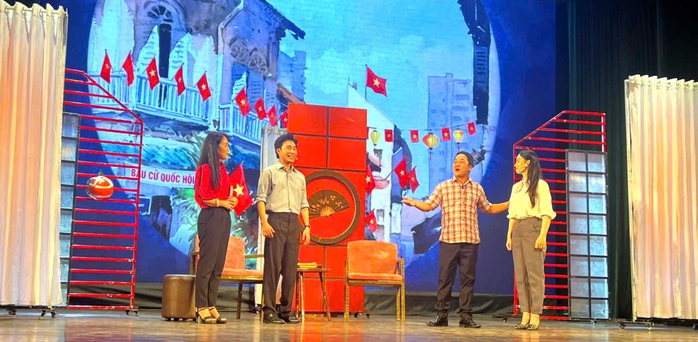 NSND Triệu Trung Ki&ecirc;n tạo dấu ấn với t&aacute;c phẩm cổ động bầu cử Quốc hội v&agrave; Hội đồng Nh&acirc;n d&acirc;n c&aacute;c cấp - Ảnh 4.