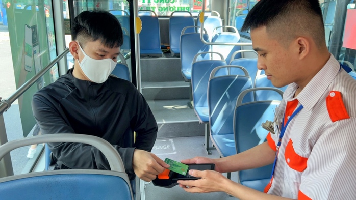 TPHCM th&iacute; điểm bỏ v&eacute; giấy tr&ecirc;n 16 tuyến xe bu&yacute;t - Ảnh 1.