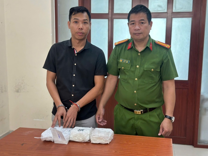 C&ocirc;ng an TPHCM bắt 30 người sau khi kiểm tra một &ocirc; t&ocirc; đang lưu th&ocirc;ng - Ảnh 4.