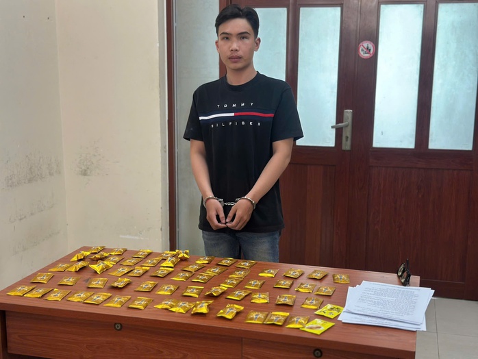 C&ocirc;ng an TPHCM bắt 30 người sau khi kiểm tra một &ocirc; t&ocirc; đang lưu th&ocirc;ng - Ảnh 5.