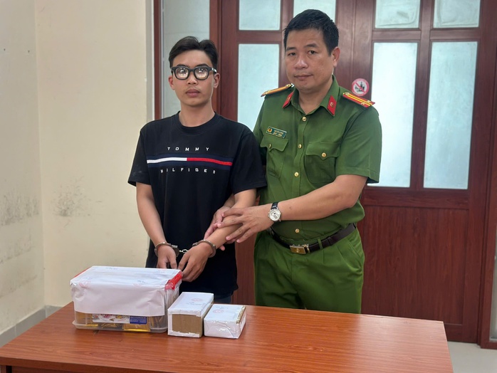 C&ocirc;ng an TPHCM bắt 30 người sau khi kiểm tra một &ocirc; t&ocirc; đang lưu th&ocirc;ng - Ảnh 6.