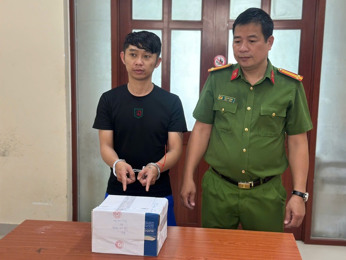 C&ocirc;ng an TPHCM bắt 30 người sau khi kiểm tra một &ocirc; t&ocirc; đang lưu th&ocirc;ng - Ảnh 7.