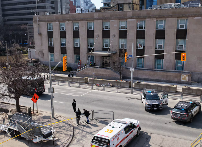 Nổ s&uacute;ng v&agrave;o L&atilde;nh sự qu&aacute;n Mỹ ở Toronto, Canada truy t&igrave;m 2 nghi phạm - Ảnh 1.