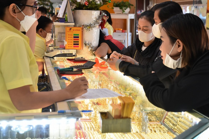 Gi&aacute; v&agrave;ng h&ocirc;m nay 12-3: Đảo chiều đi xuống - Ảnh 1.