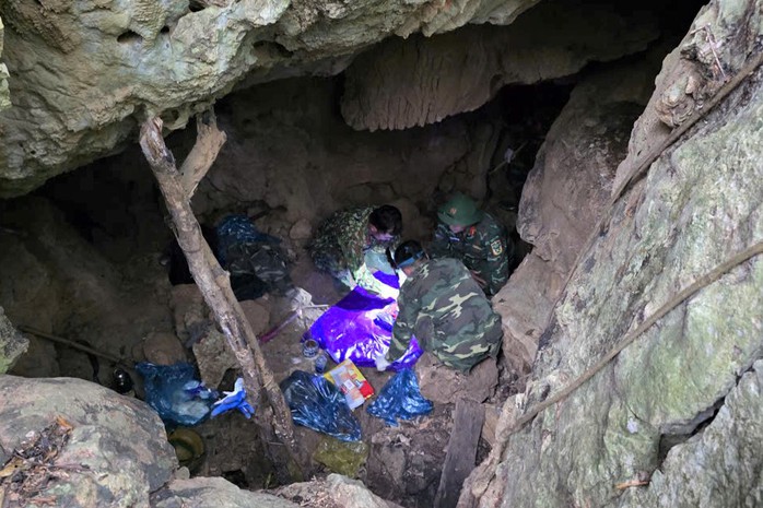 T&igrave;m thấy h&agrave;i cốt liệt sĩ năm 1958 v&agrave; di vật trong hang đ&aacute; Quảng Trị - Ảnh 1.