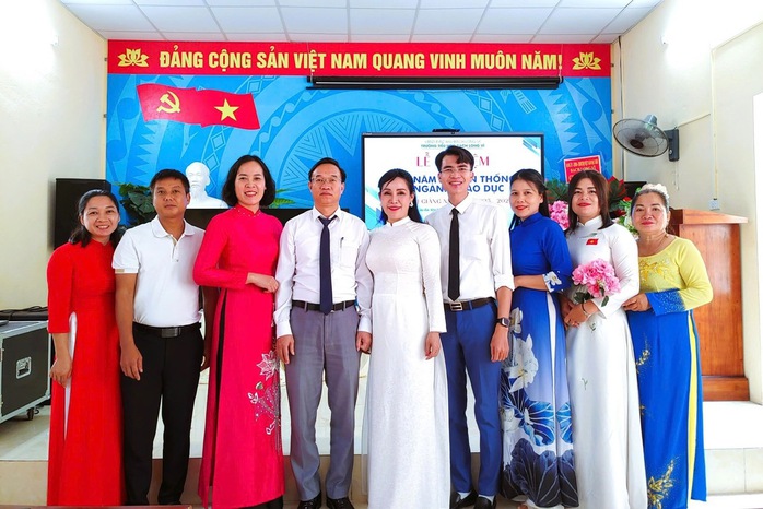 NGƯỜI THẦY K&Iacute;NH Y&Ecirc;U: Gieo mầm tri thức nơi đảo tiền ti&ecirc;u - Ảnh 1.