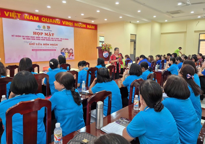 Trang bị kiến thức x&acirc;y dựng gia đ&igrave;nh hạnh ph&uacute;c cho lao động nữ - Ảnh 3.