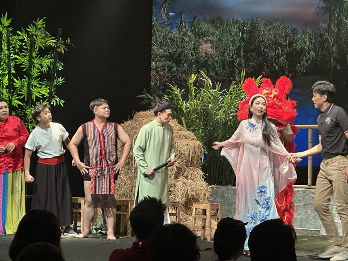 NSƯT Ho&agrave;i Linh t&aacute;i ngộ kh&aacute;n giả Đ&agrave; Nẵng với "Ra gi&ecirc;ng cho cưới h&ocirc;ng?" - Ảnh 4.