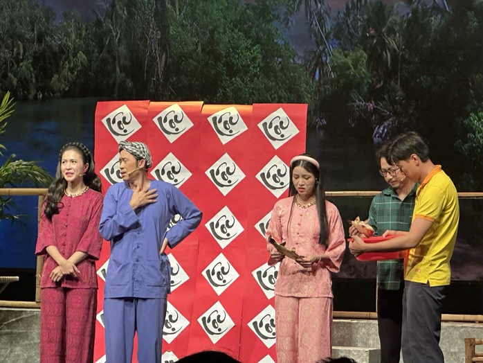 NSƯT Ho&agrave;i Linh t&aacute;i ngộ kh&aacute;n giả Đ&agrave; Nẵng với "Ra gi&ecirc;ng cho cưới h&ocirc;ng?" - Ảnh 2.