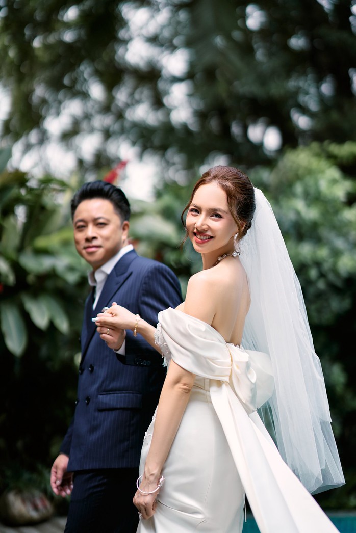 Đinh Ngọc Diệp đẹp lung linh h&oacute;a c&ocirc; d&acirc;u b&ecirc;n Victor Vũ - Ảnh 4.