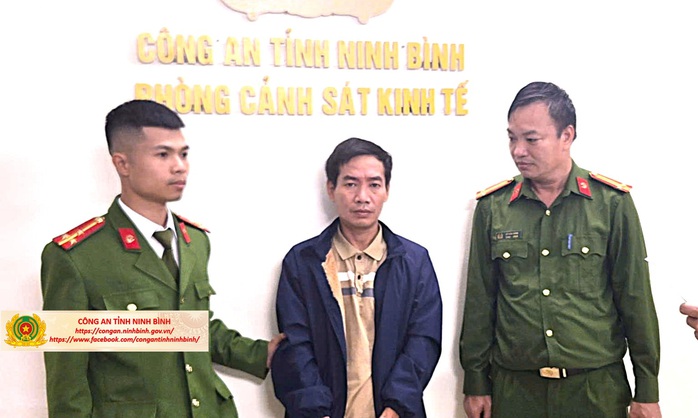 Người đ&agrave;n &ocirc;ng trốn truy n&atilde; 18 năm tới c&ocirc;ng an đầu th&uacute; - Ảnh 1.