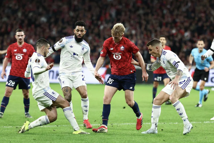 Ollie Watkins tỏa s&aacute;ng, Aston Villa chiếm lợi thế tại Europa League - Ảnh 1.