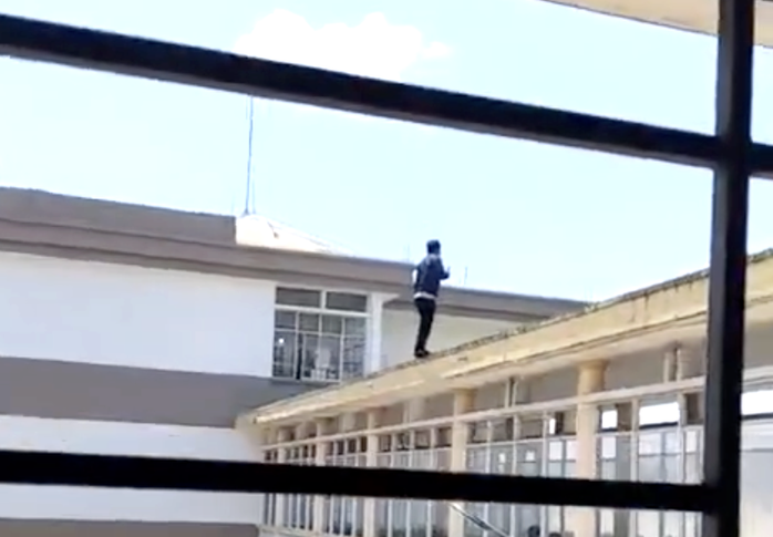 Sau cuộc điện thoại, người đ&agrave;n &ocirc;ng bất ngờ l&ecirc;n tầng cao bệnh viện nhảy xuống - Ảnh 1.