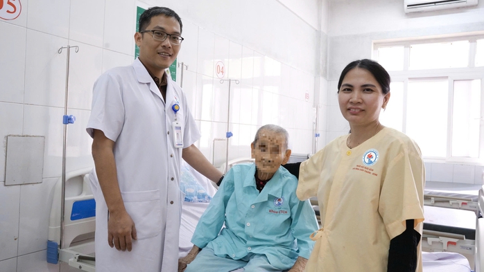 Phẫu thuật thay khớp h&aacute;ng cho bệnh nh&acirc;n 106 tuổi - Ảnh 1.