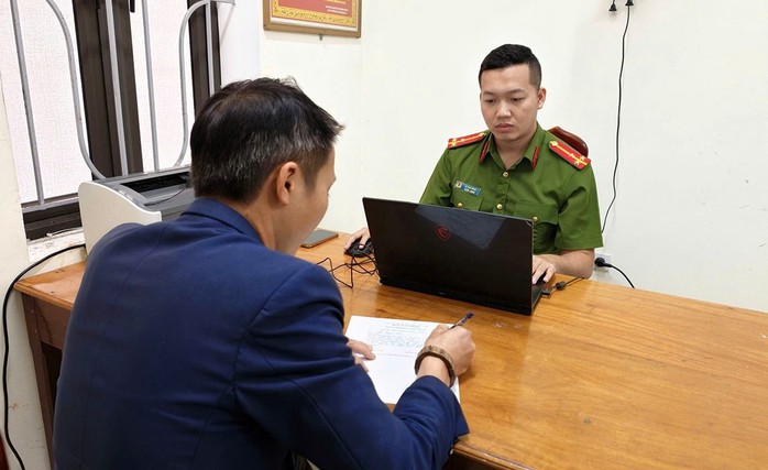 Gi&aacute;m đốc doanh nghiệp ngang nhi&ecirc;n dừng xe giữa đường, d&ugrave;ng gậy &ldquo;t&aacute;c động&rdquo; v&agrave;o ch&acirc;n người đi xe m&aacute;y - Ảnh 1.