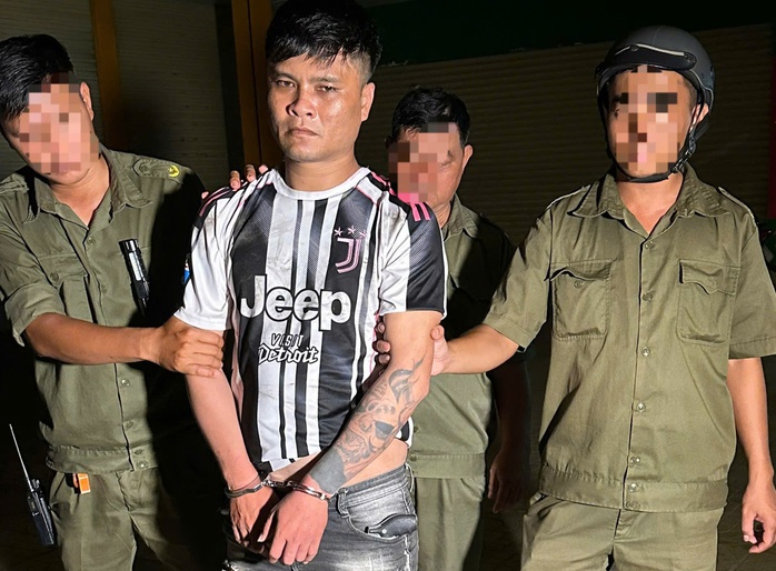 CSGT Vĩnh Long ph&aacute;t hiện đối tượng t&agrave;ng trữ ma t&uacute;y v&agrave; vũ kh&iacute; qu&acirc;n dụng - Ảnh 1.