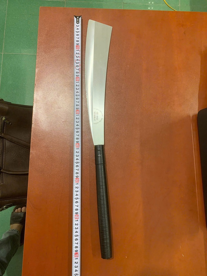 Ch&acirc;n dung kẻ cầm dao đi bộ tr&ecirc;n phố rồi bất ngờ x&ocirc;ng v&agrave;o qu&aacute;n c&agrave; ph&ecirc; ch&eacute;m người - Ảnh 2.