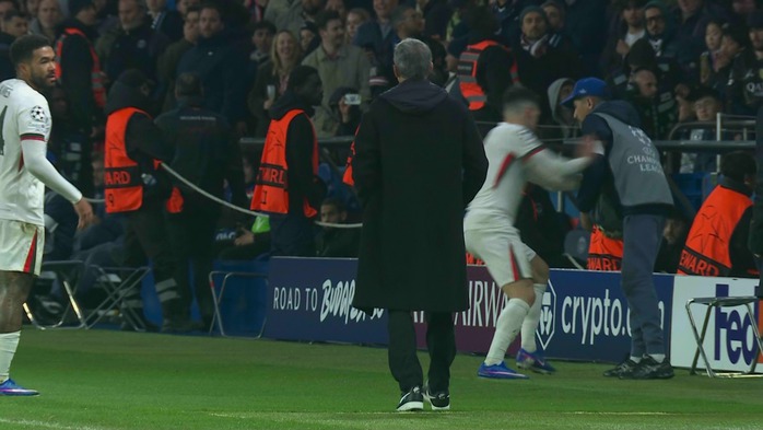 Cận cảnh pha &ldquo;xấu chơi&rdquo; của sao Chelsea ở Champions League - Ảnh 1.