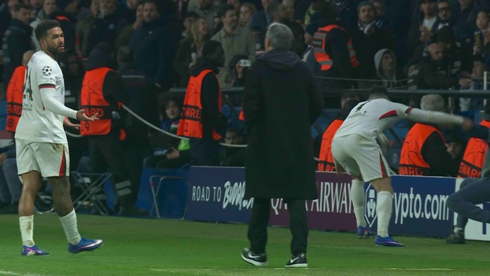 Cận cảnh pha &ldquo;xấu chơi&rdquo; của sao Chelsea ở Champions League - Ảnh 2.