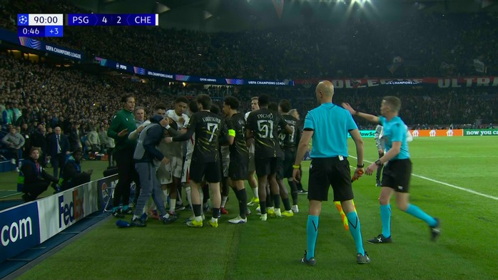 Cận cảnh pha &ldquo;xấu chơi&rdquo; của sao Chelsea ở Champions League - Ảnh 3.