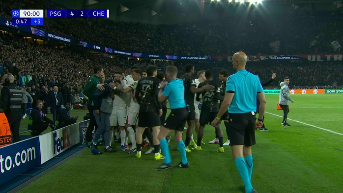 Cận cảnh pha &ldquo;xấu chơi&rdquo; của sao Chelsea ở Champions League - Ảnh 4.