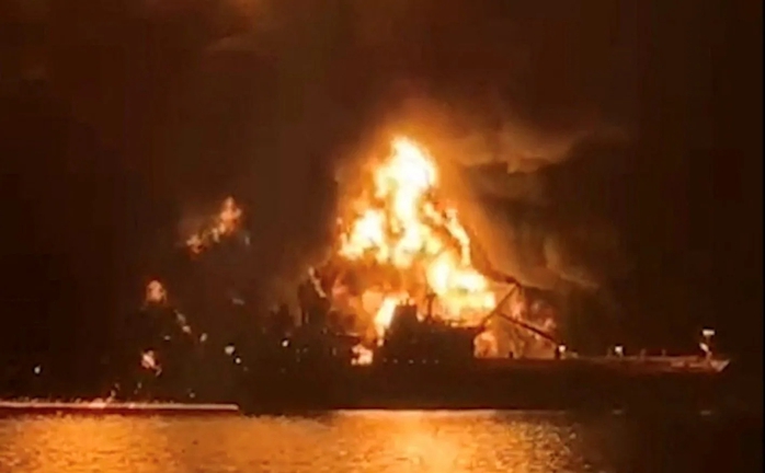 Nổ t&agrave;u chở dầu ở vịnh Ba Tư, Iraq tạm dừng c&aacute;c cảng dầu - Ảnh 1.