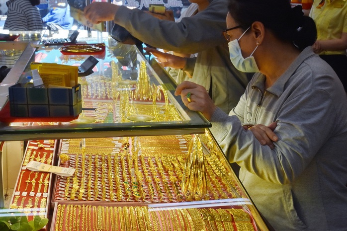 Gi&aacute; v&agrave;ng h&ocirc;m nay 13-3: V&agrave;ng thế giới giảm s&acirc;u 112 USD - Ảnh 1.