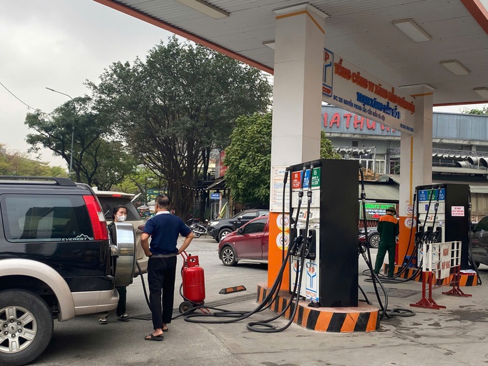 Gi&aacute; xăng dầu giảm s&acirc;u , c&acirc;y xăng H&agrave; Nội vắng vẻ Trong năm 2026 - Ảnh 1.