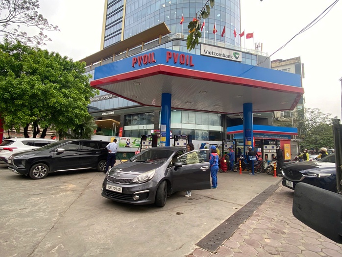 Gi&aacute; xăng dầu giảm s&acirc;u , c&acirc;y xăng H&agrave; Nội vắng vẻ Trong năm 2026 - Ảnh 3.