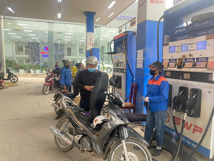 Gi&aacute; xăng dầu giảm s&acirc;u , c&acirc;y xăng H&agrave; Nội vắng vẻ Trong năm 2026 - Ảnh 6.