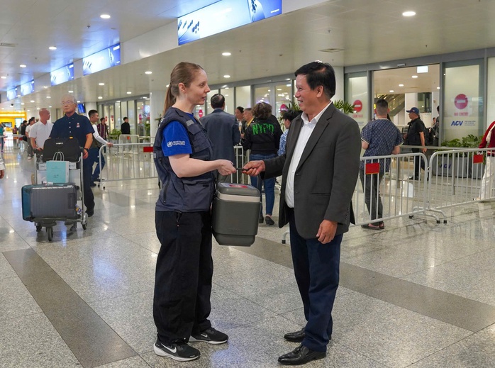 Thuốc giải độc 8.000 USĐ/lọ WHO hỗ trợ kịp thời, b&aacute;c sĩ v&agrave; người nh&agrave; c&ugrave;ng reo vui - Ảnh 1.