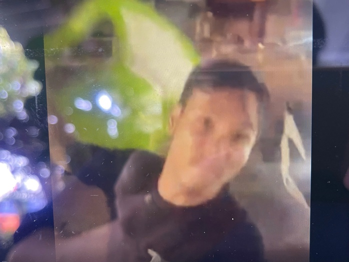 TPHCM: T&agrave;i xế giao h&agrave;ng bị người lạ tấn c&ocirc;ng bằng ghế nhựa g&acirc;y x&ocirc;n xao - Ảnh 1.